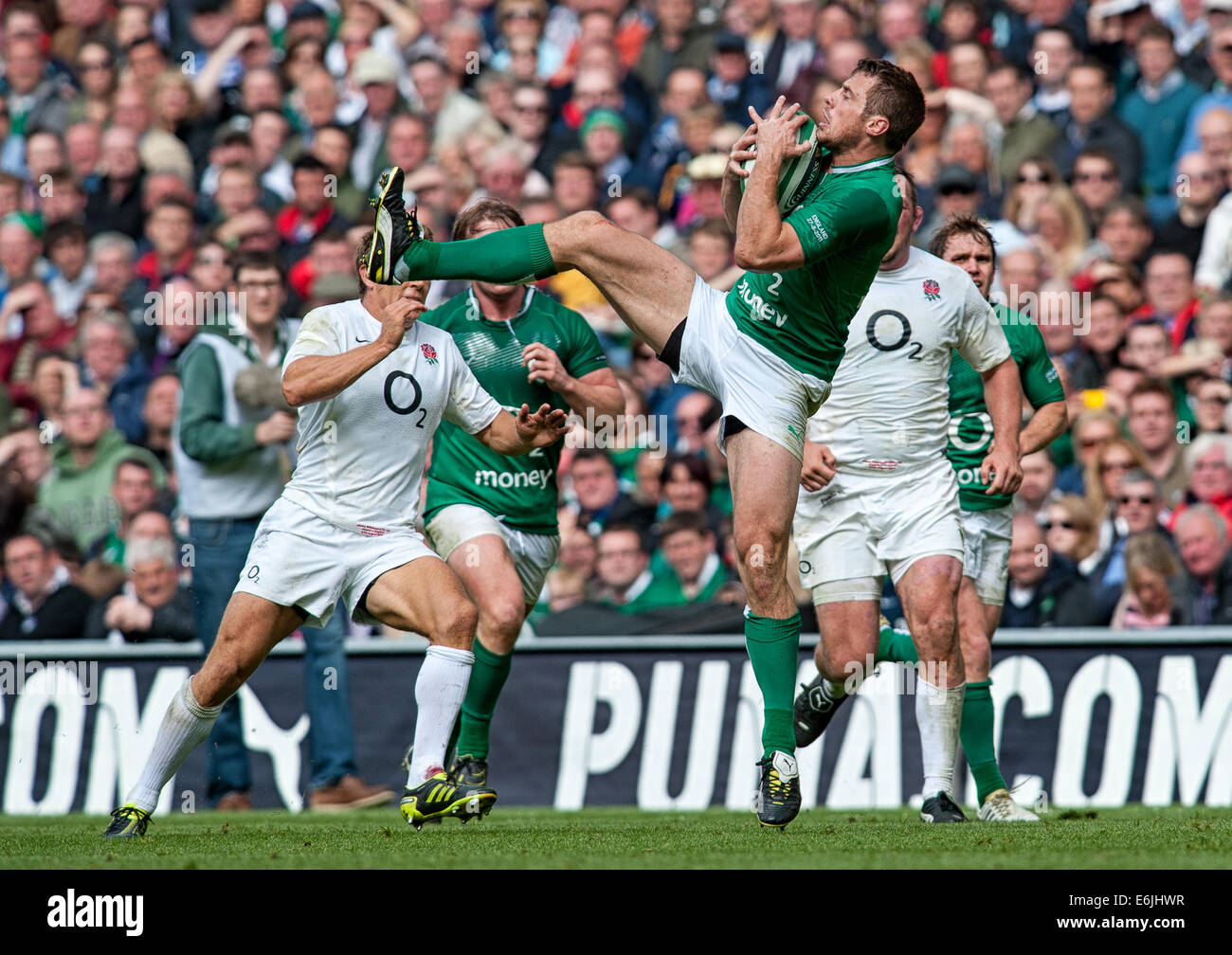 Tommy Bowe fängt den Ball während der Guinness-Sommer-Serie gegen England Stockfoto