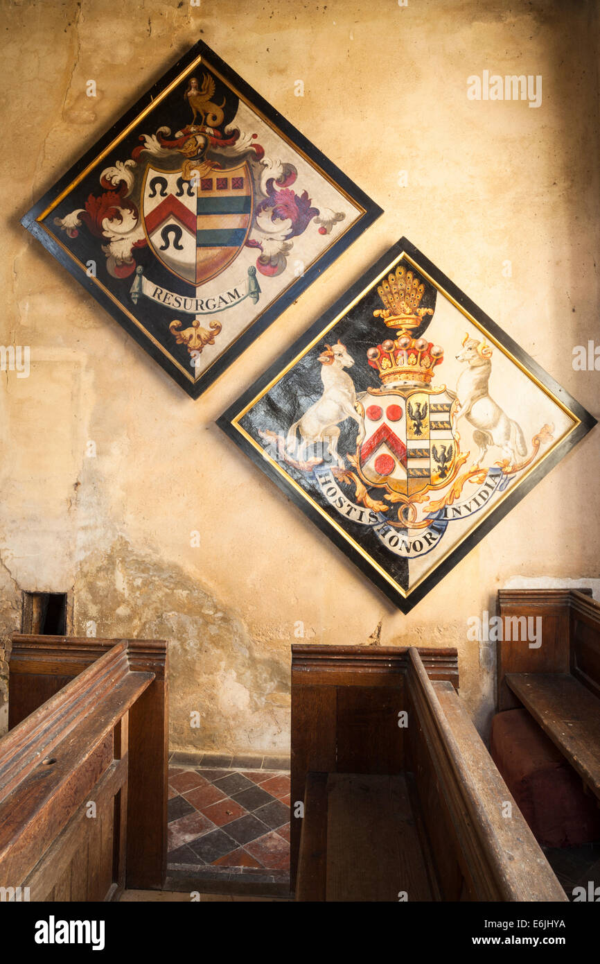 Zwei heraldische Platten gemalt in Ölen hängen in St Michaels & All Angels in das Dorf Edmondthorpe, Leicestershire, England Stockfoto