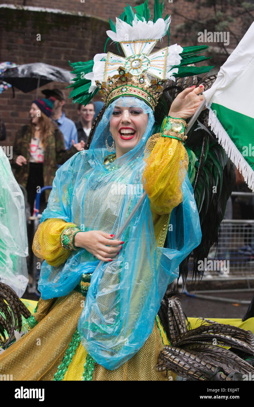 London, UK. 25. August 2014. Künstler aus der London Schule der Samba. Besucher und Teilnehmer der Notting Hill Carnival 2014 Bank Holiday Montag Parade nass auf ihrer Haut bekam, aber das Wetter konnte nicht die Nachtschwärmer-Geist - dämpfen, obwohl viele Zuschauer ausblieb. Foto: Nick Savage/Alamy Live-Nachrichten Stockfoto