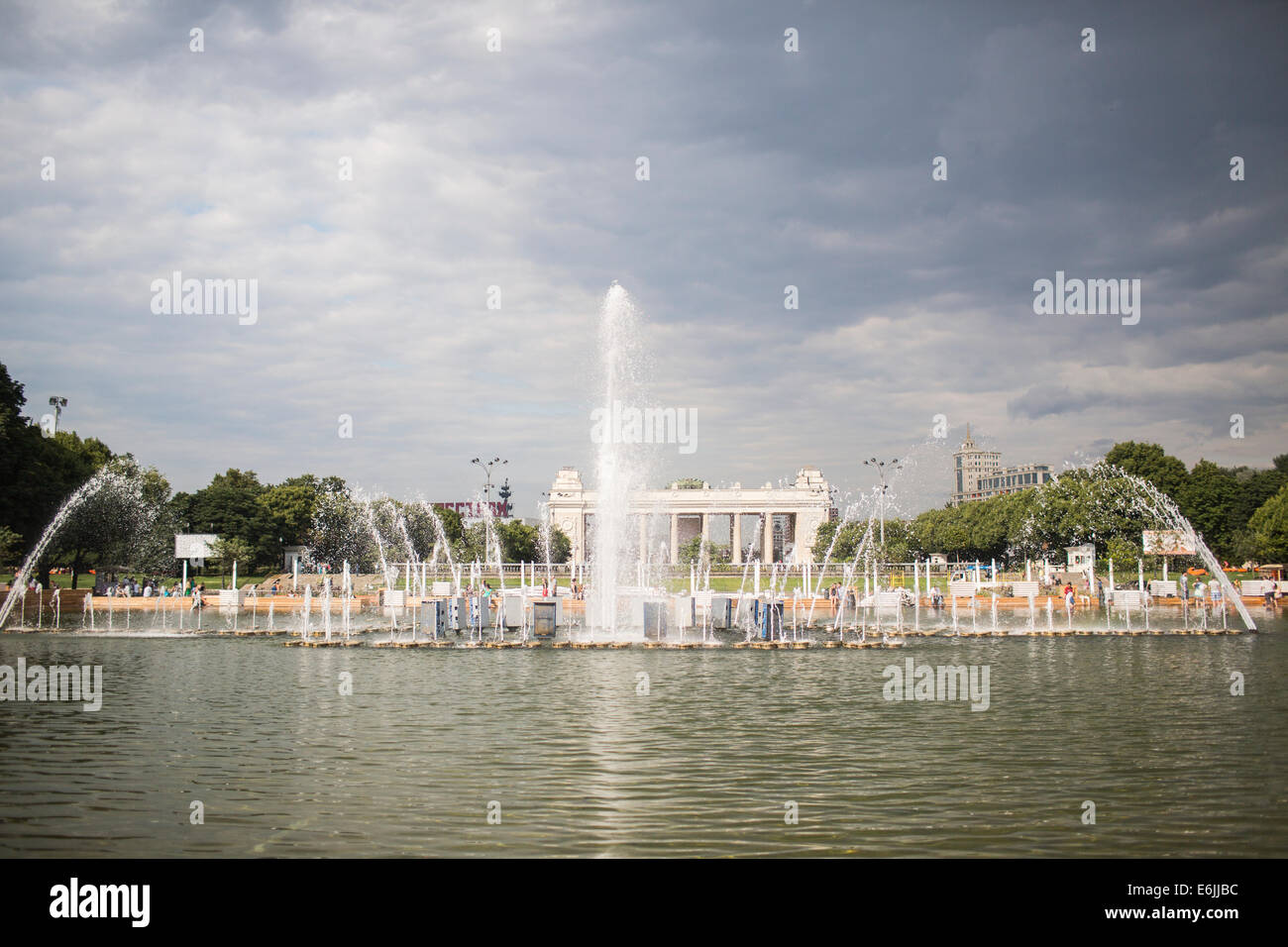 Brunnen im Wasser am Gorki Park, Moskau, Russland Stockfoto