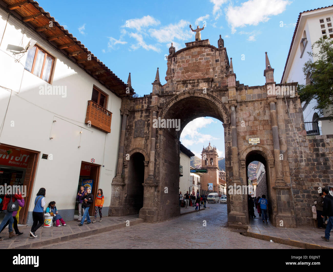 Santa Clara Bogen und Glockenturm der Kirche San Pedro - Cusco, Peru Stockfoto
