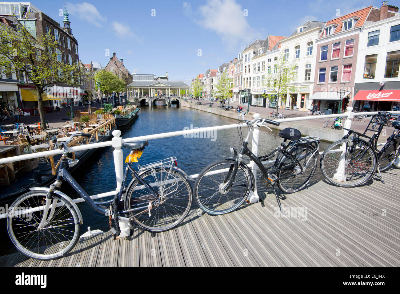 Brücke über den Kanal im Stadtzentrum von Leiden Stockfoto