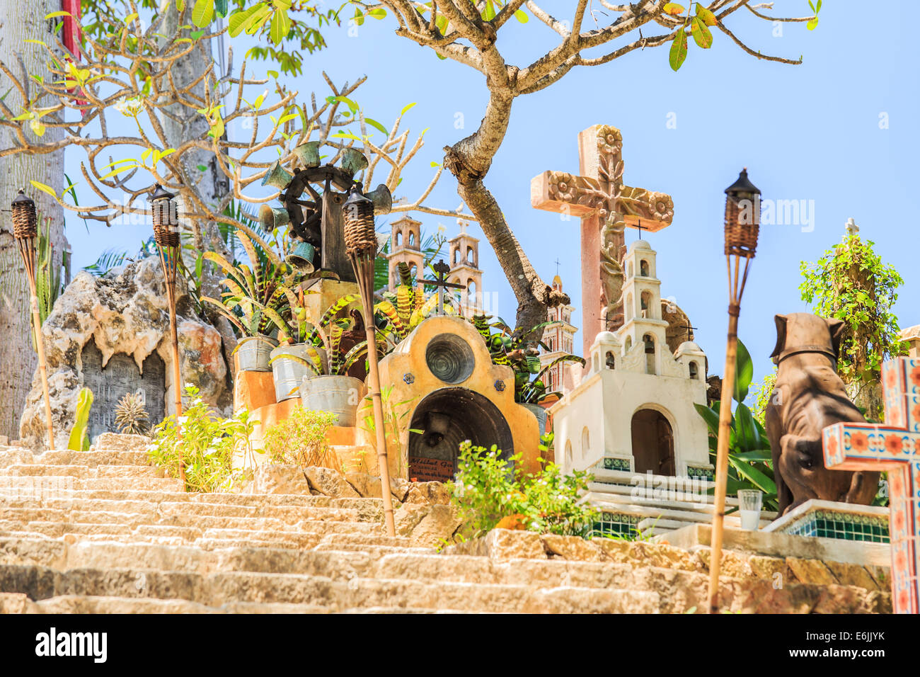 Traditionelle Fackeln an bunten mexikanischen Friedhof in der Nähe von Playa del Carmen Stockfoto