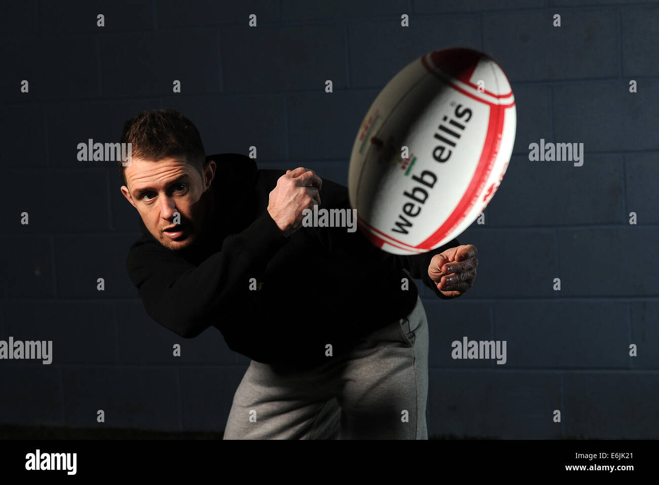 Porträt des ehemaligen Wales Ruby internationale Shane Williams wirft einen Rugby-Ball. Stockfoto