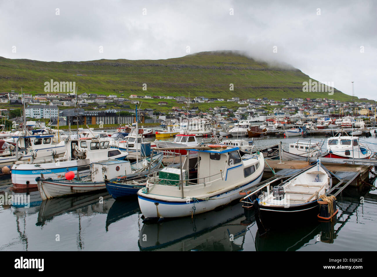Angelboote/Fischerboote im Hafen von Klaksvík auf den Färöer Inseln. (Klaksvik) Stockfoto