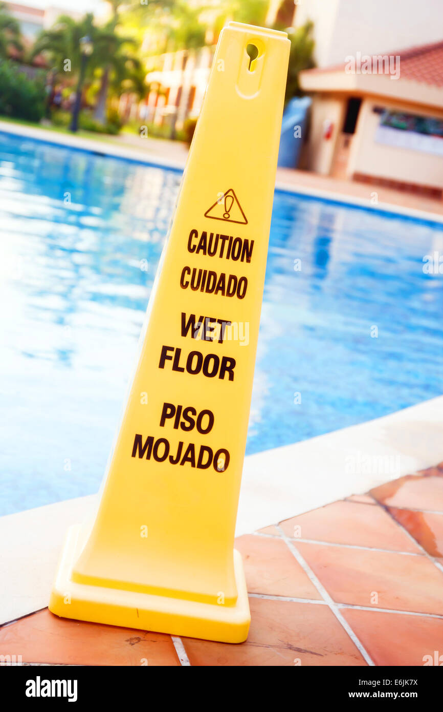 Nassen Boden Warnschild am Schwimmbad in Mexiko Stockfoto