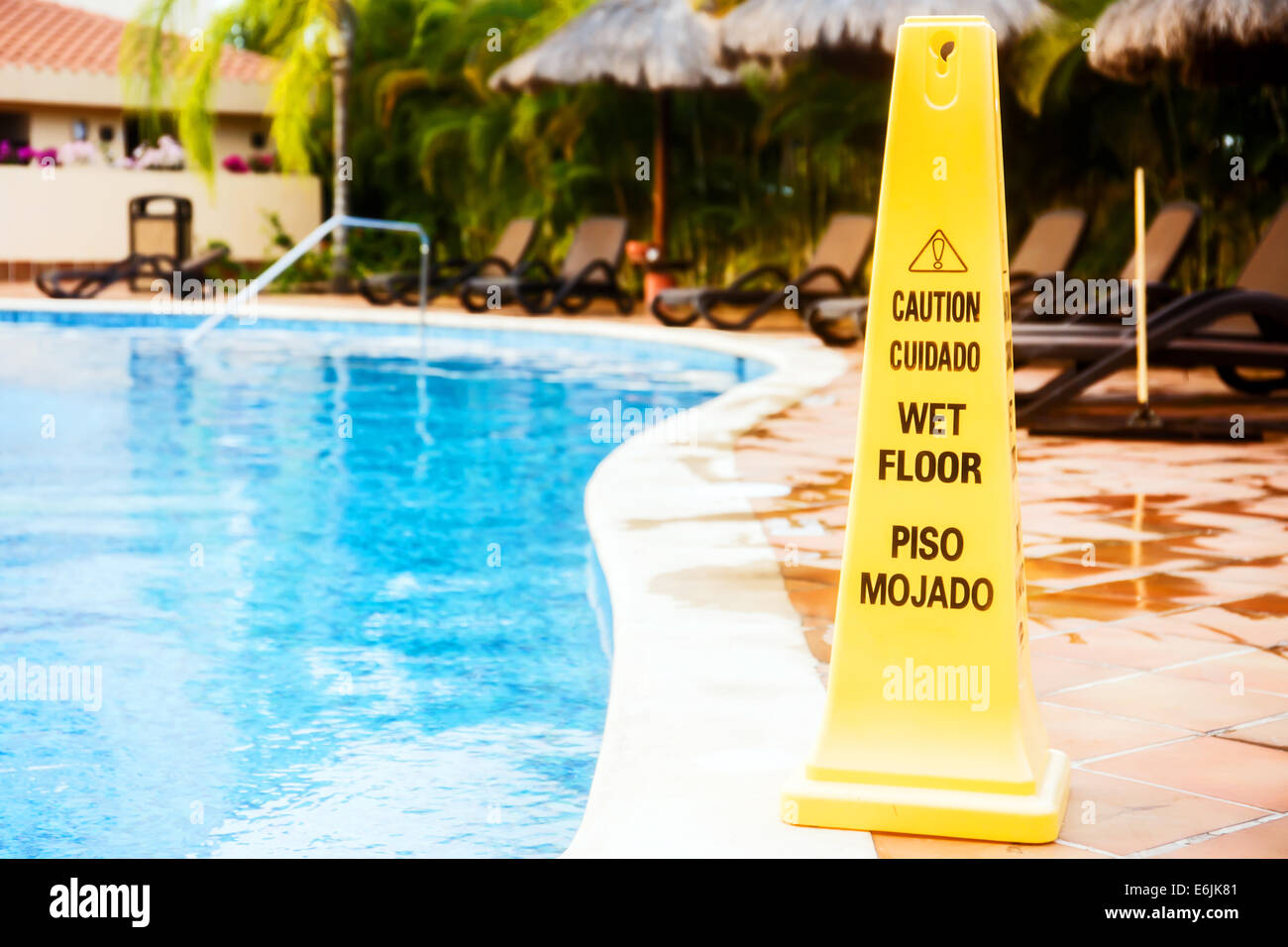 Nassen Boden Warnschild am Schwimmbad in Mexiko Stockfoto
