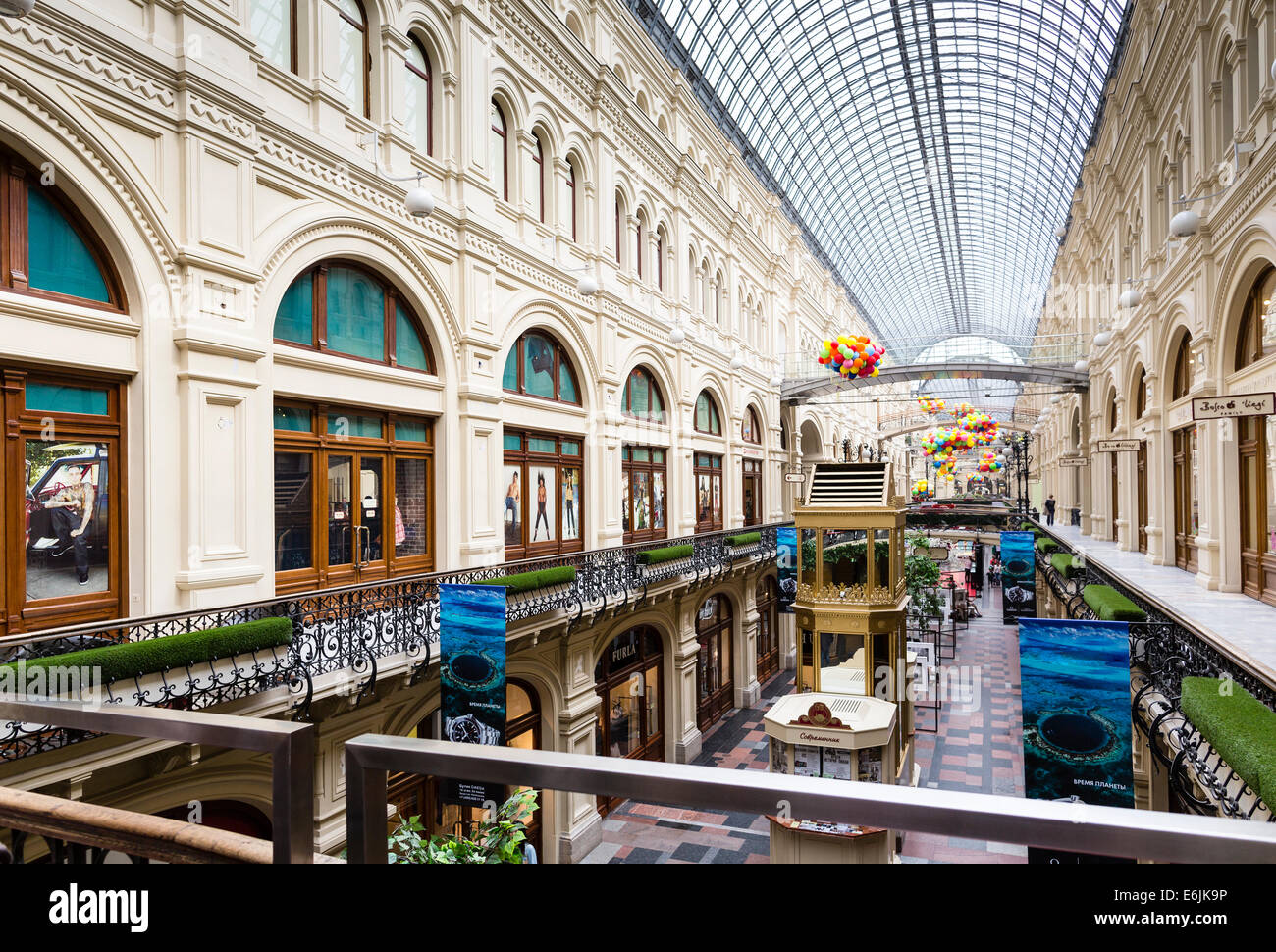 Innenraum des Einkaufszentrums GUM am Roten Platz in Moskau, Russland Stockfoto