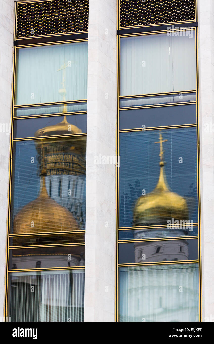 Goldene Kuppeln der Kathedrale der Dormitio spiegelt sich im Fenster "" im Kreml, Moskau, Russland Stockfoto