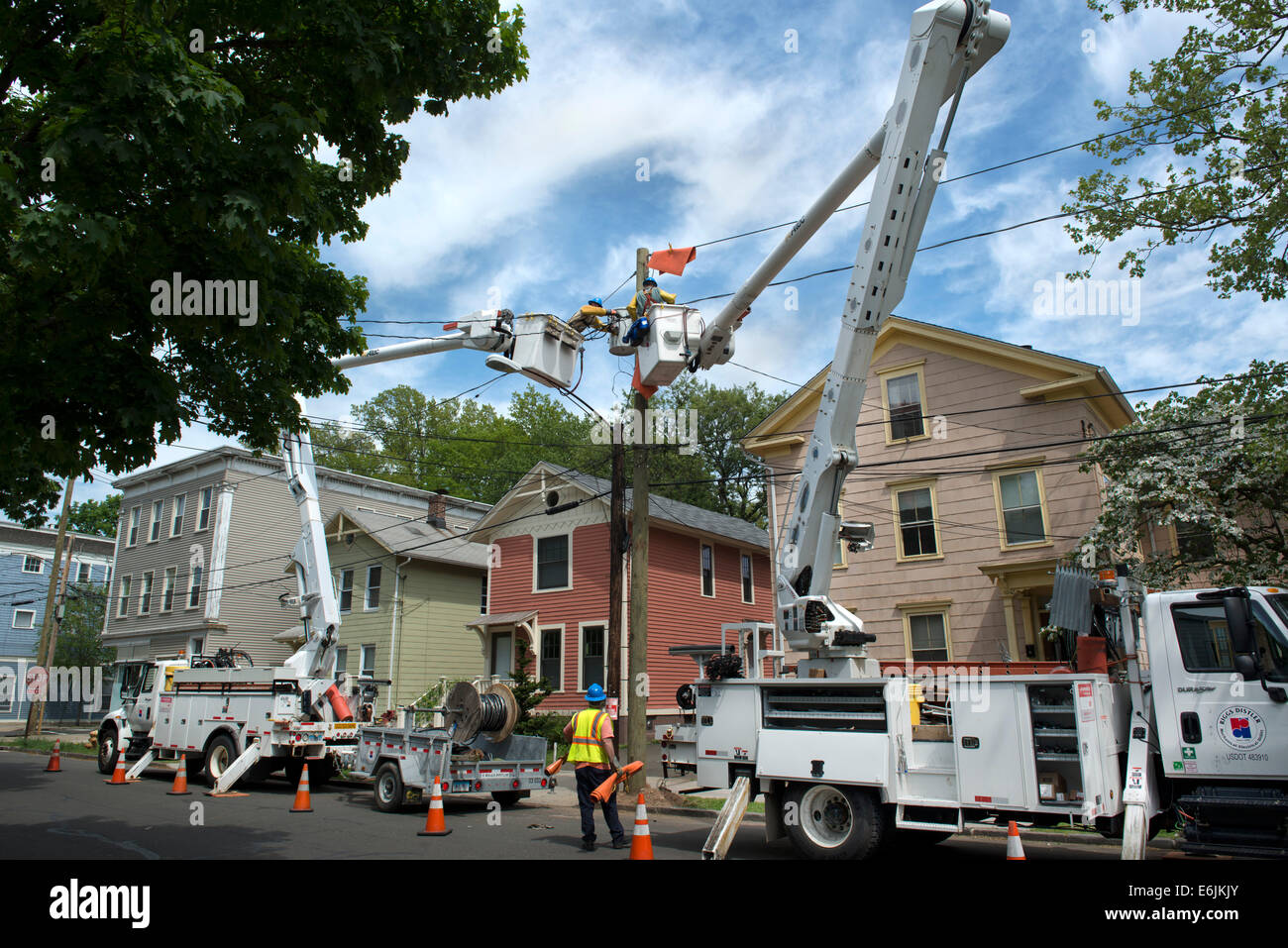 Elektriker verwenden Hubarbeitsbühne LKW, um Arbeiten zur Installation neuer Stromleitungen in New Haven, CT. Stockfoto