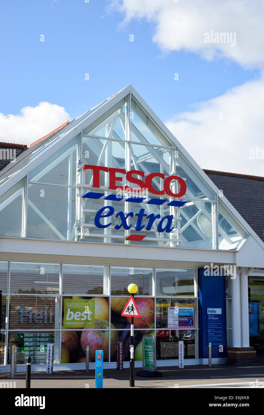 Vor Tesco extra Store in Blackpool, Lancashire Stockfoto