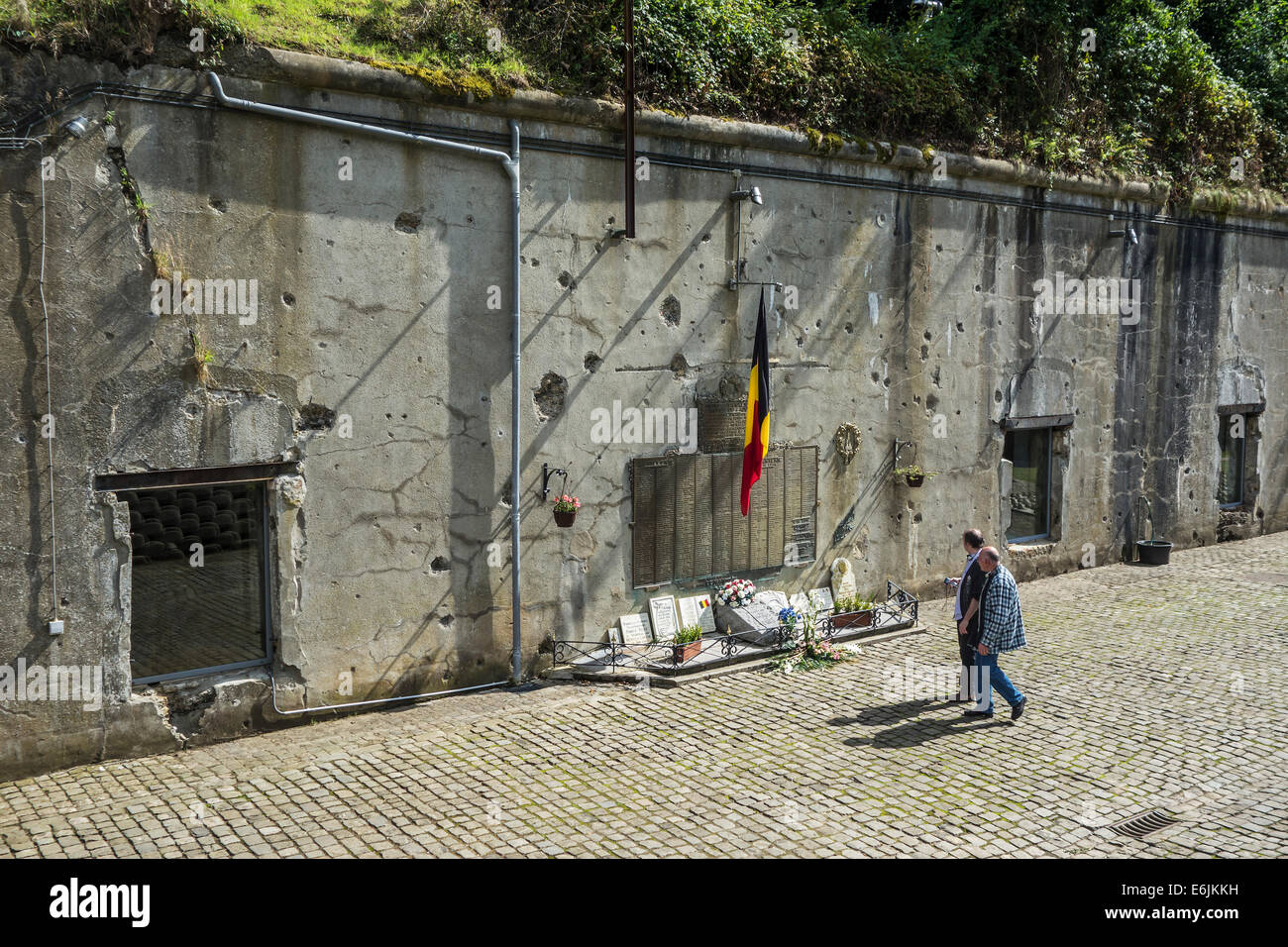 Gedenktafel an Kugel gezeichneten Wand in Fort-de-Loncin, zerstört im ersten Weltkrieg in der Schlacht von Lüttich, Belgien Stockfoto