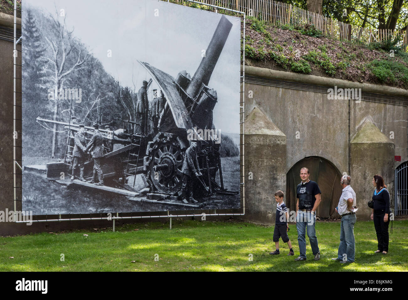 Besucher betrachten Bild von Big Bertha / Dicke Bertha, deutsche L/12 Haubitze das zerstörte Fort Loncin während WW1, Belgien Stockfoto
