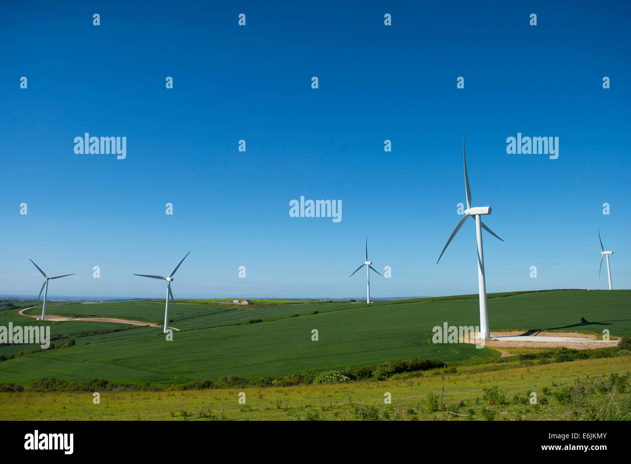 Eine Windkraftanlage an einem Windpark, die Erzeugung von erneuerbarer Energie in Cornwall. Stockfoto