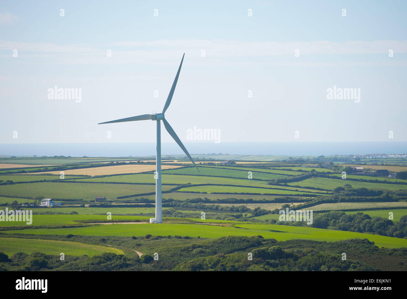 Eine Windkraftanlage an einem Windpark, die Erzeugung von erneuerbarer Energie in Cornwall. Stockfoto