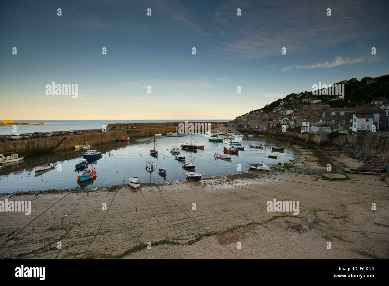 Reiseziel Mousehole Harbour in Cornwall, England. Stockfoto