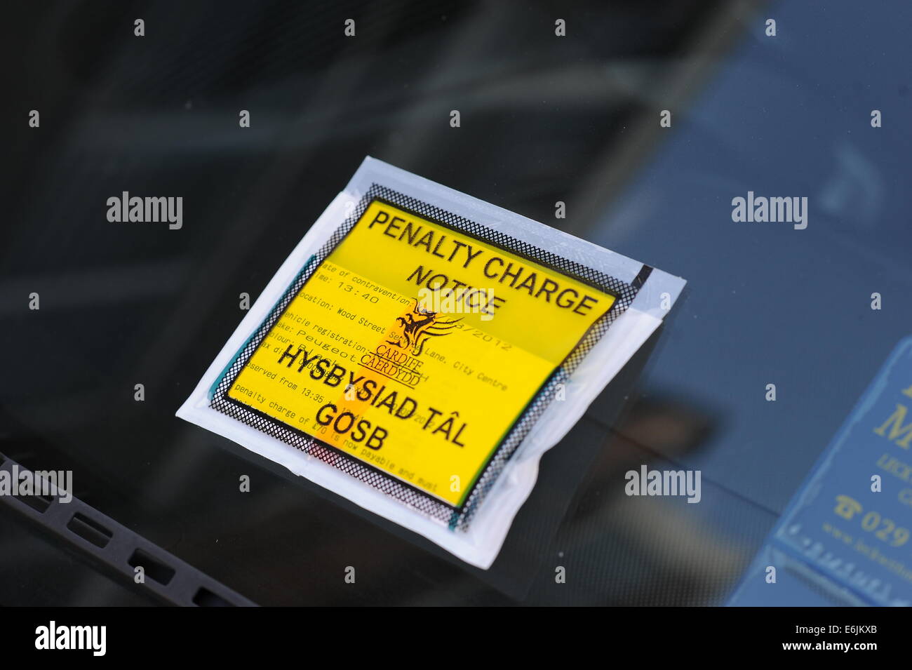 Ein Welsh Strafe kostenlos Mitteilung (PCN) Parkschein auf einem Auto Windschutzscheibe ausgestellt in Cardiff, Wales. Stockfoto