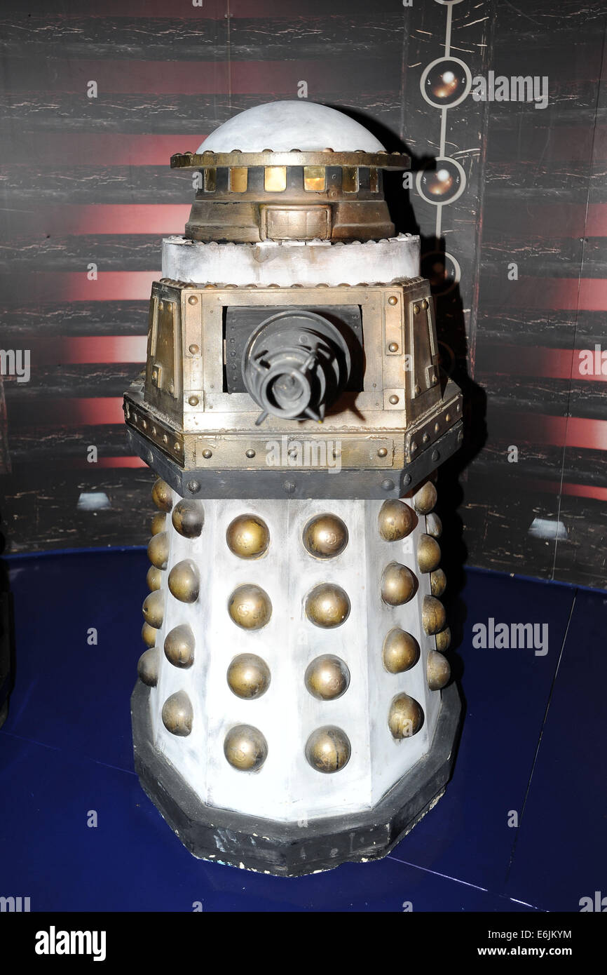 Silber und gold Dalek in der Doctor Who-Erfahrung an der Cardiff Bay, Wales. Stockfoto