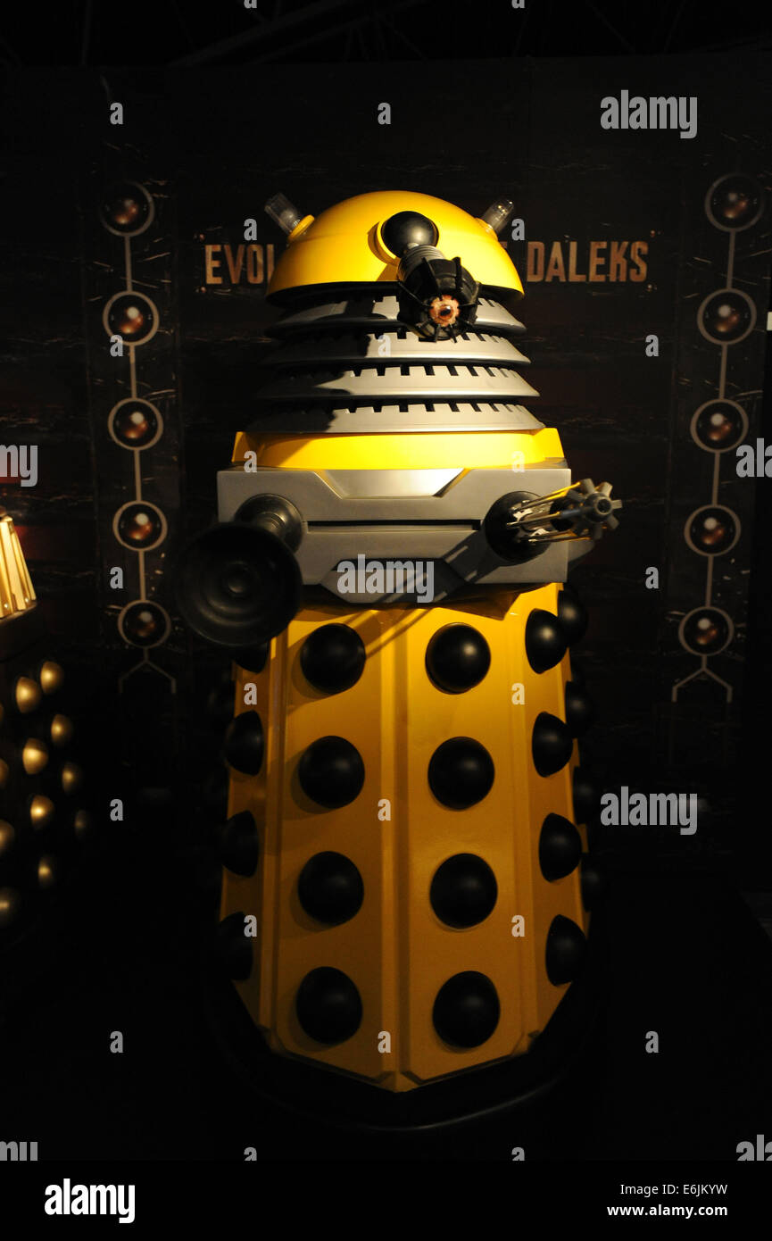 Eine gelbe Dalek bei Doctor Who erleben in Cardiff Bay, Wales. Stockfoto