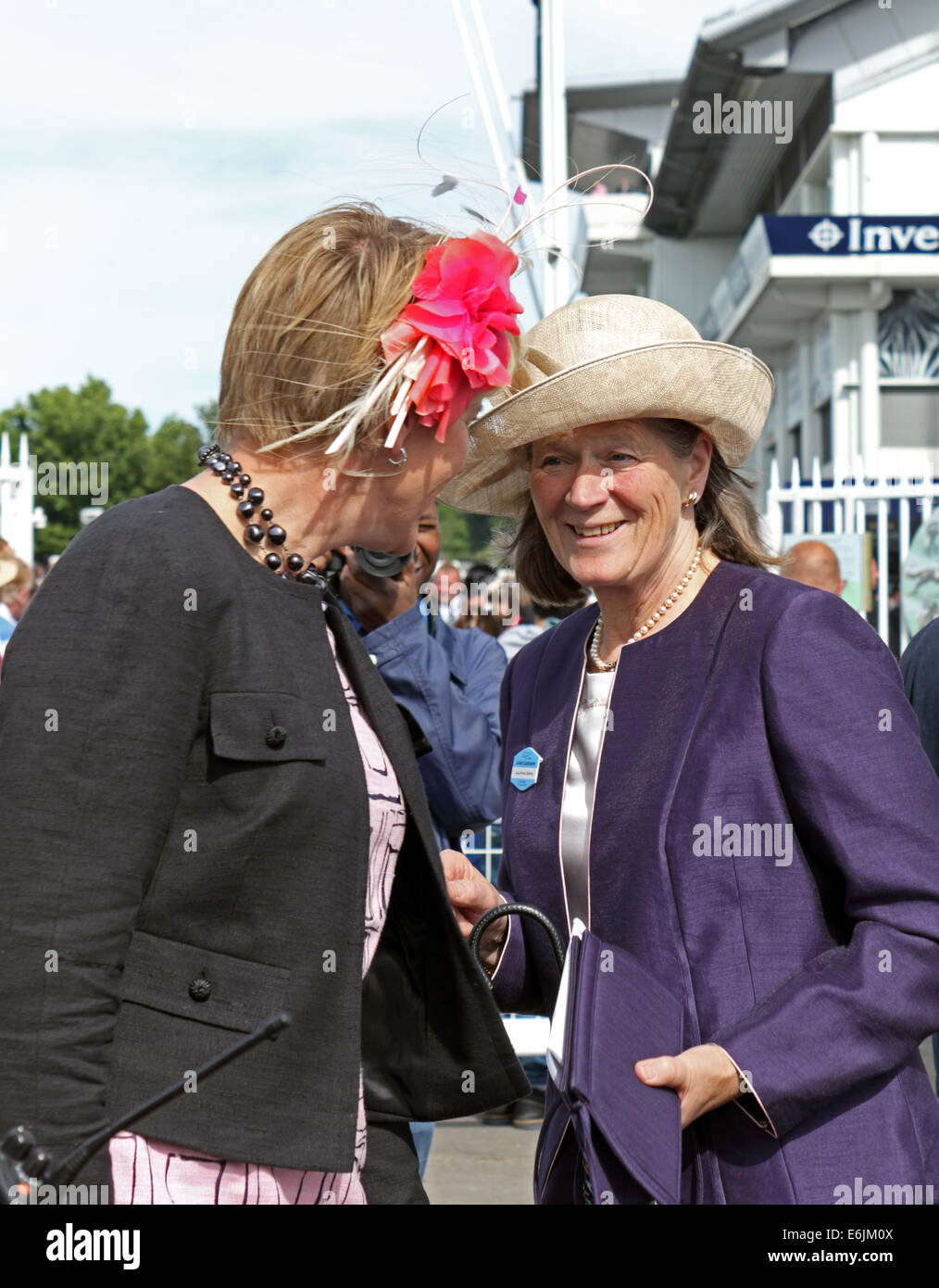 Clare Balding mit ihrer Mutter Emma nach dem Derby in Epsom Race Course, Surrey England UK Stockfoto