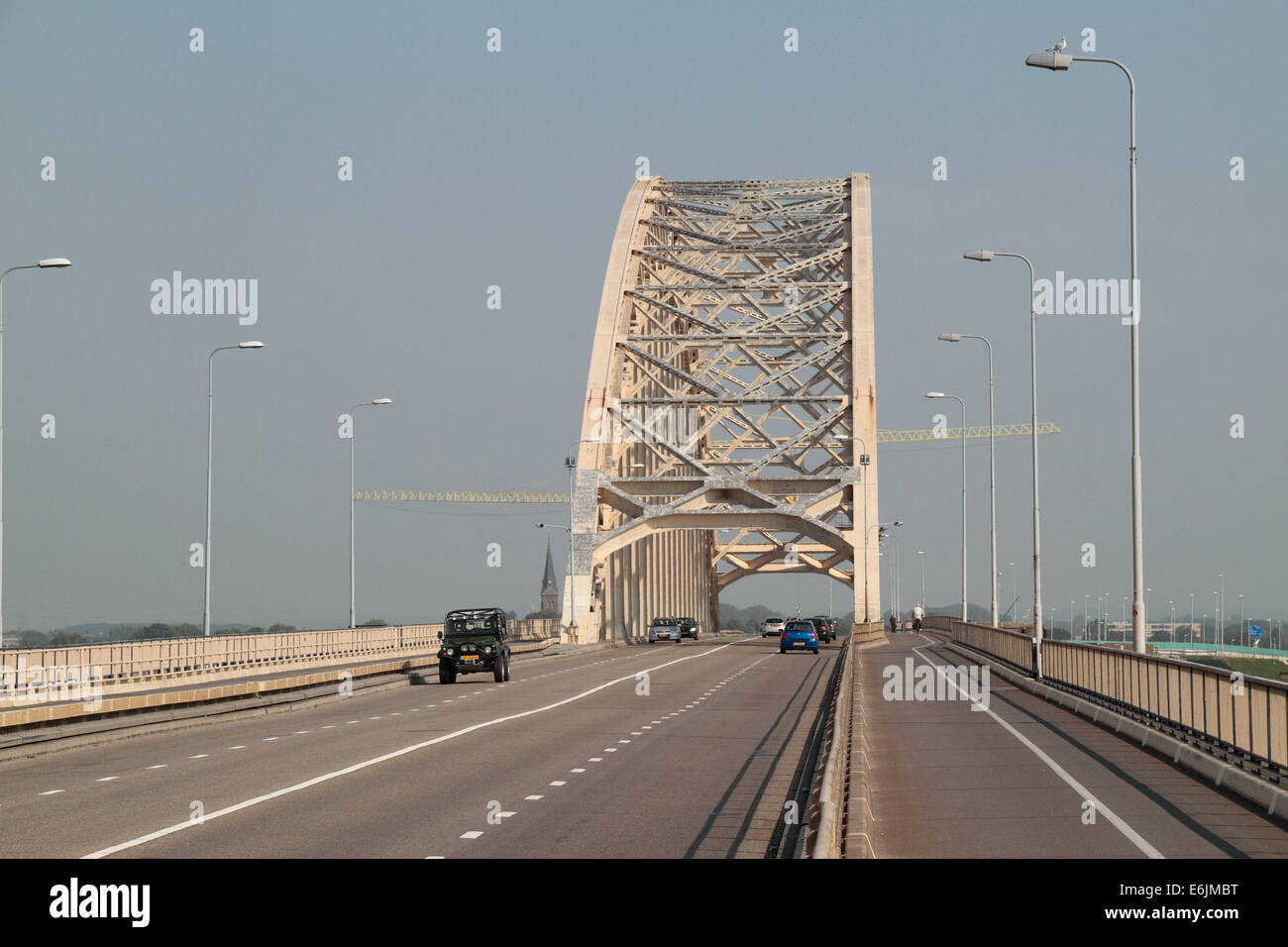 Die Straßenbrücke Nijmegen erfasst während der Operation Market Garden, Nijmegen, Gelderland, Niederlande. Stockfoto