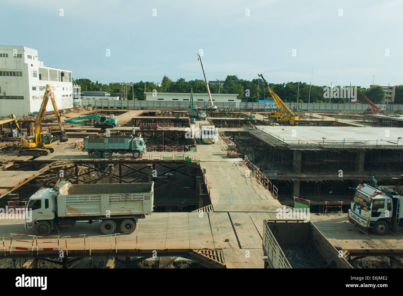 Bau ein Gebäude in Städten von Mensch und Maschine Stockfoto