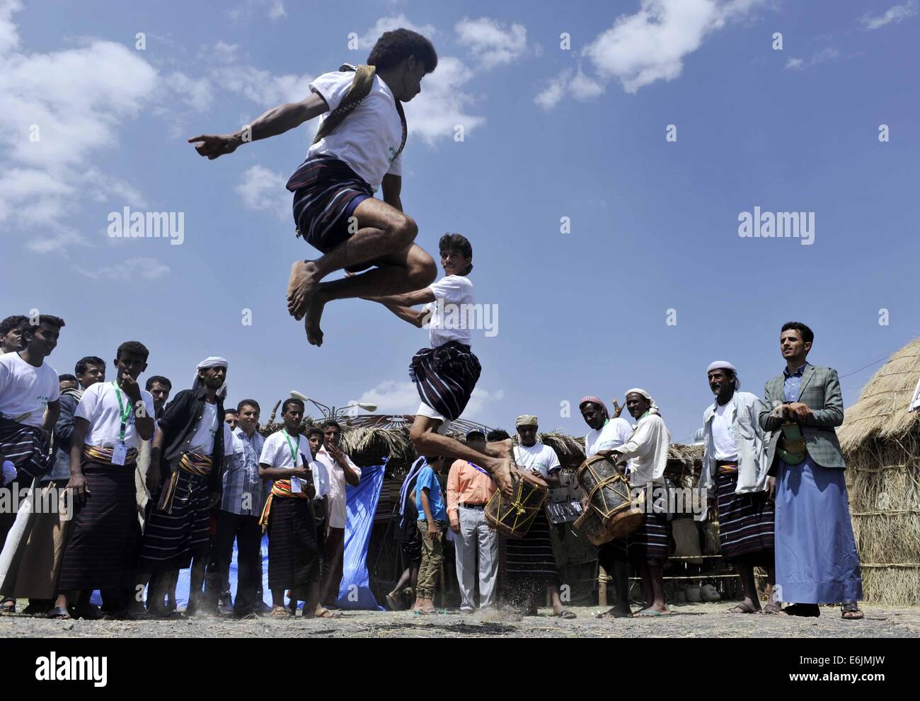 Sanaa, Jemen. 25. August 2014. Jemenitische Männer führen traditionelle Tanz während der einwöchigen Sanaa Sommerfest in Sanaa, Jemen, am 25. August 2014. Jemen startete das 7. Sanaa-Sommerfest in der Hauptstadt Sanaa. Die Behörden wollen den Tourismus in dem arabischen Land zu erholen, die politischen Unruhen und tödliche Konflikte seit 2011 gesehen hat. Bildnachweis: Mohammed Mohammed/Xinhua/Alamy Live-Nachrichten Stockfoto