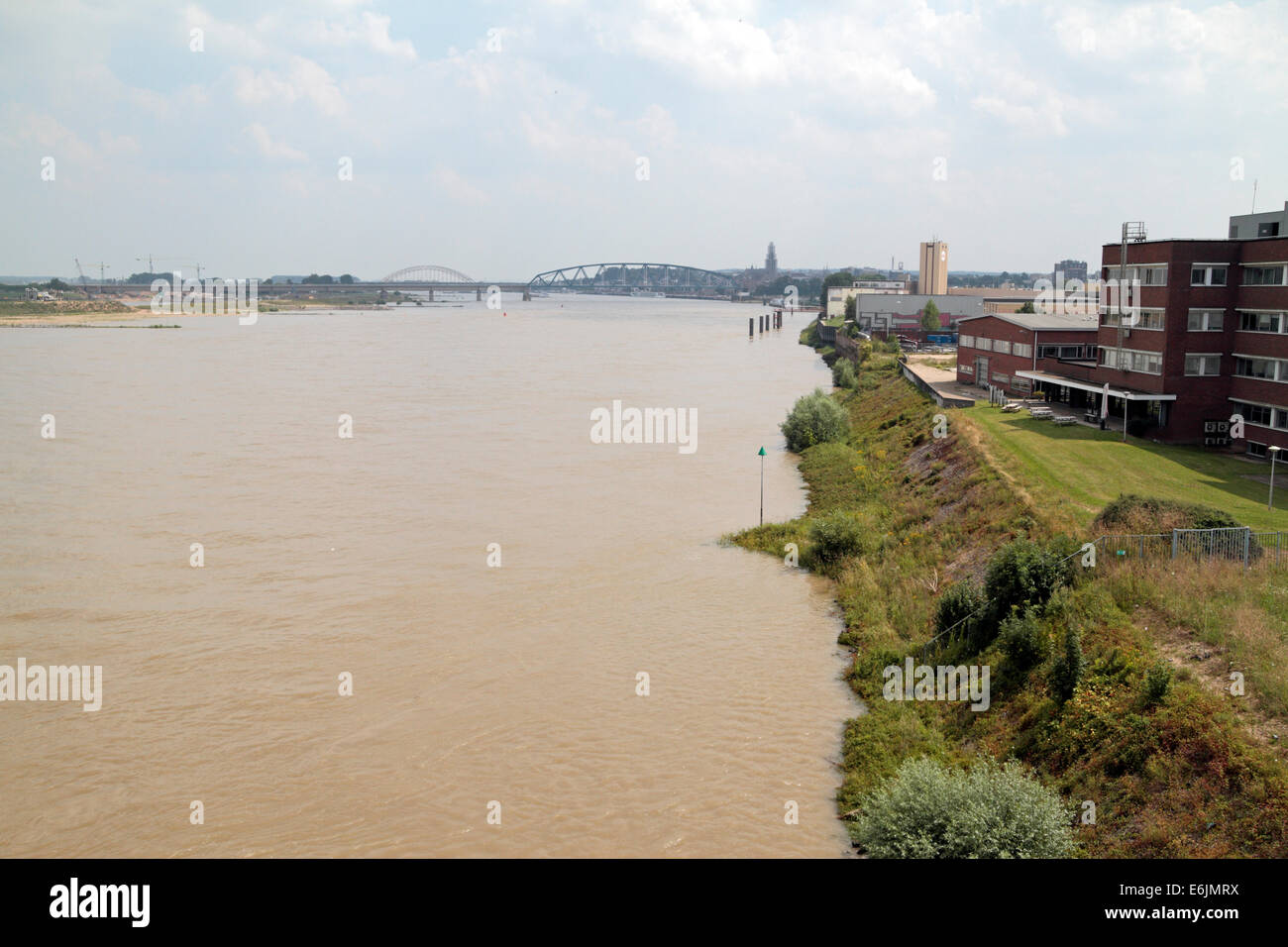 Blick Ost über den südlichen Ufern des Flusses Waal, Nijmegen, Niederlande.  Die berühmten Flussübergang der Waal begann hier. Stockfoto