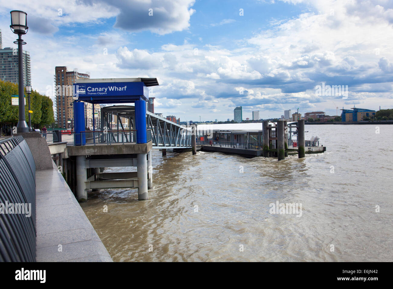 Canary Wharf Pier - Stop für Thames Clipper Shuttle-Boote Stockfoto