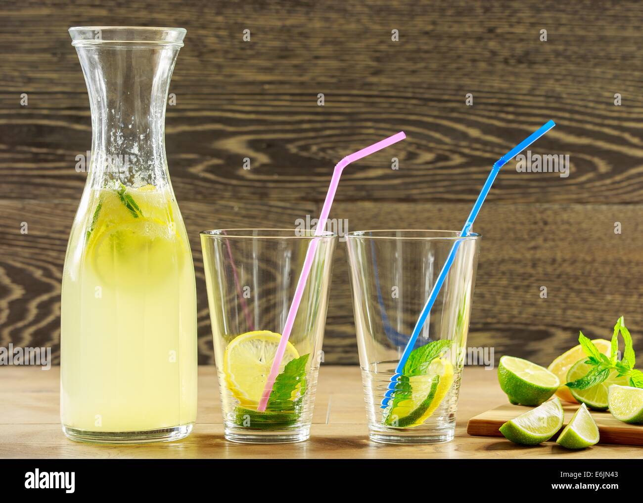 Erfrischende Limonade trinken und Reife Früchte aus Holz Hintergrund Stockfoto
