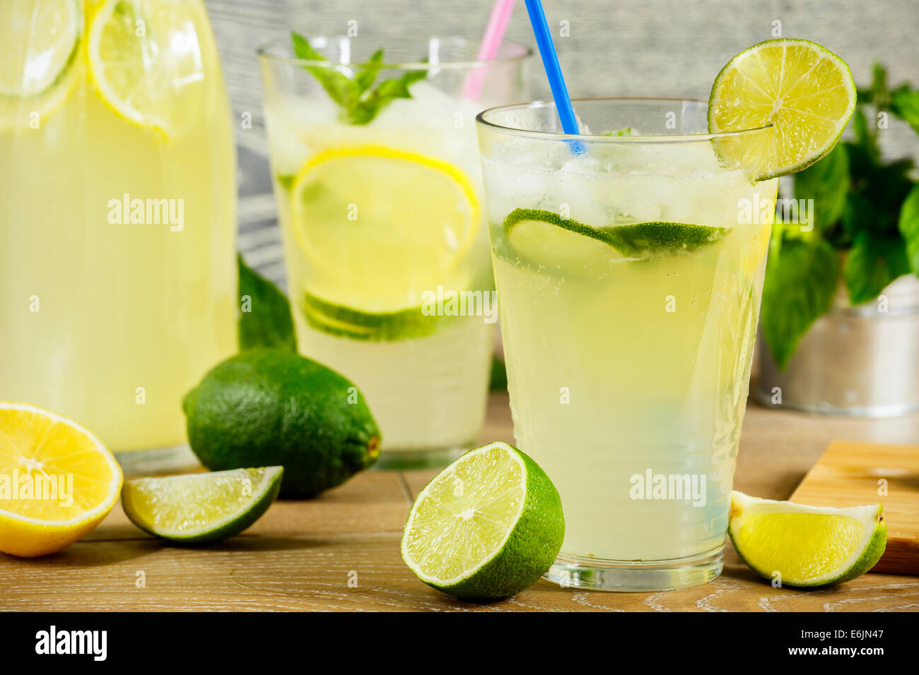 Erfrischende Limonade trinken und Reife Früchte aus Holz Hintergrund Stockfoto