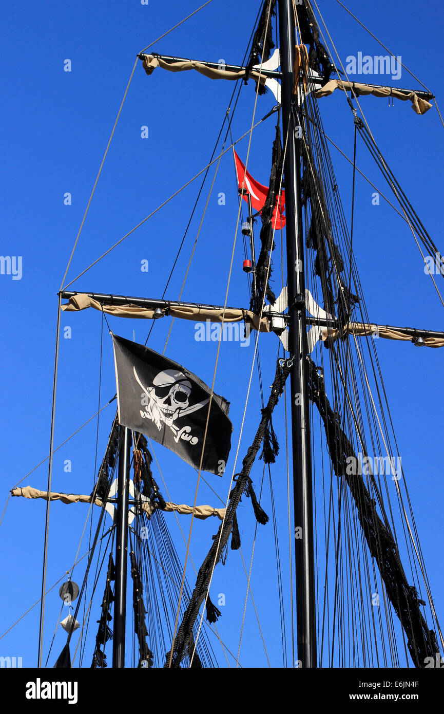 Schwarzen Masten mit einer Piratenflagge Stockfoto