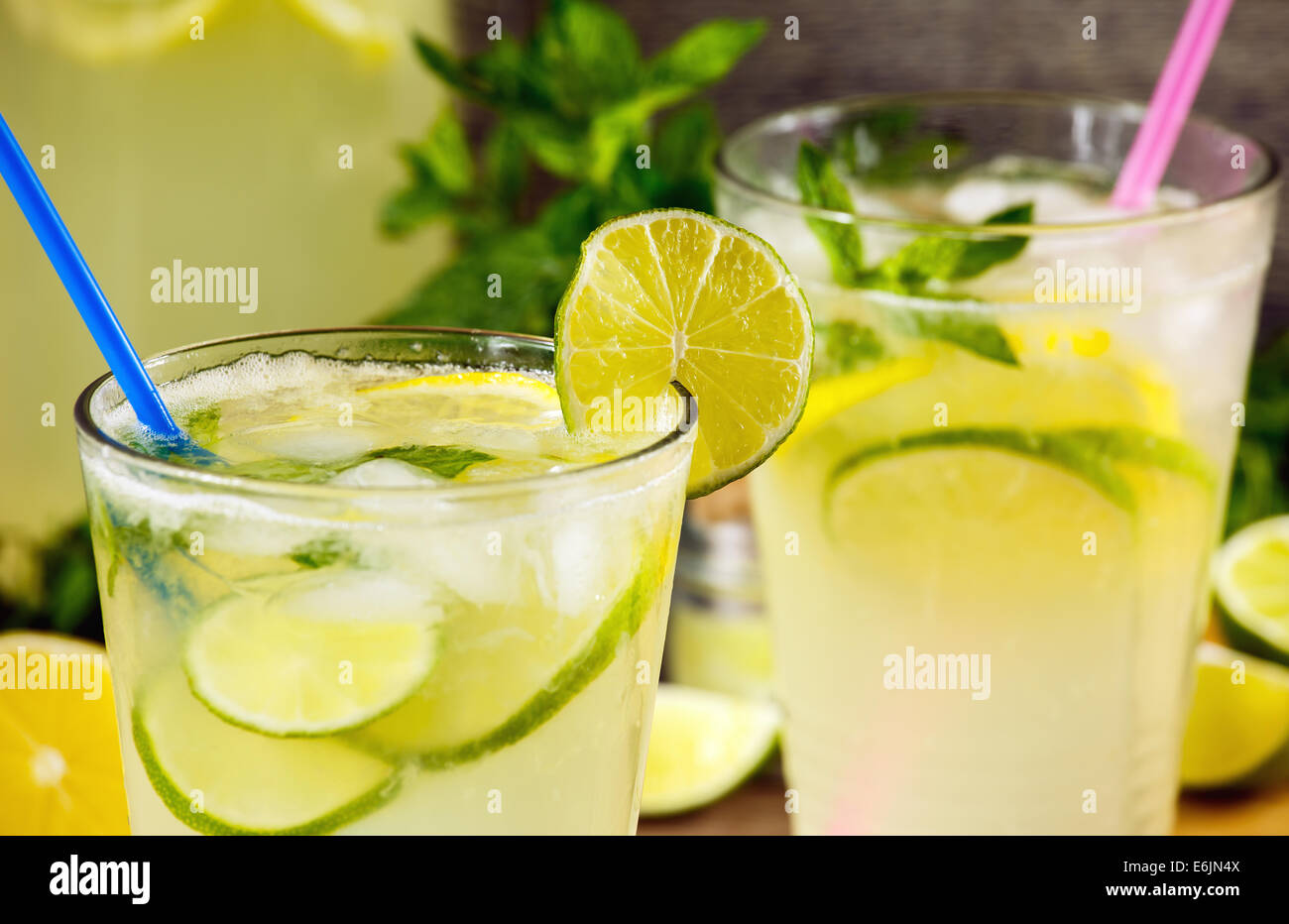 Erfrischende Limonade trinken und Reife Früchte aus Holz Hintergrund Stockfoto