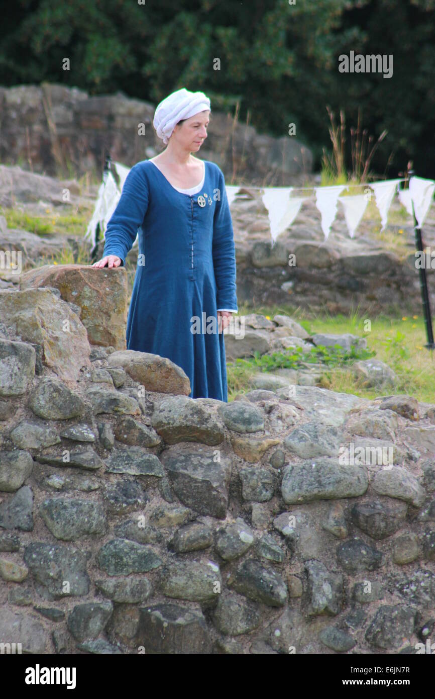 Frau in mittelalterlicher Tracht auf Burgmauer Stockfoto