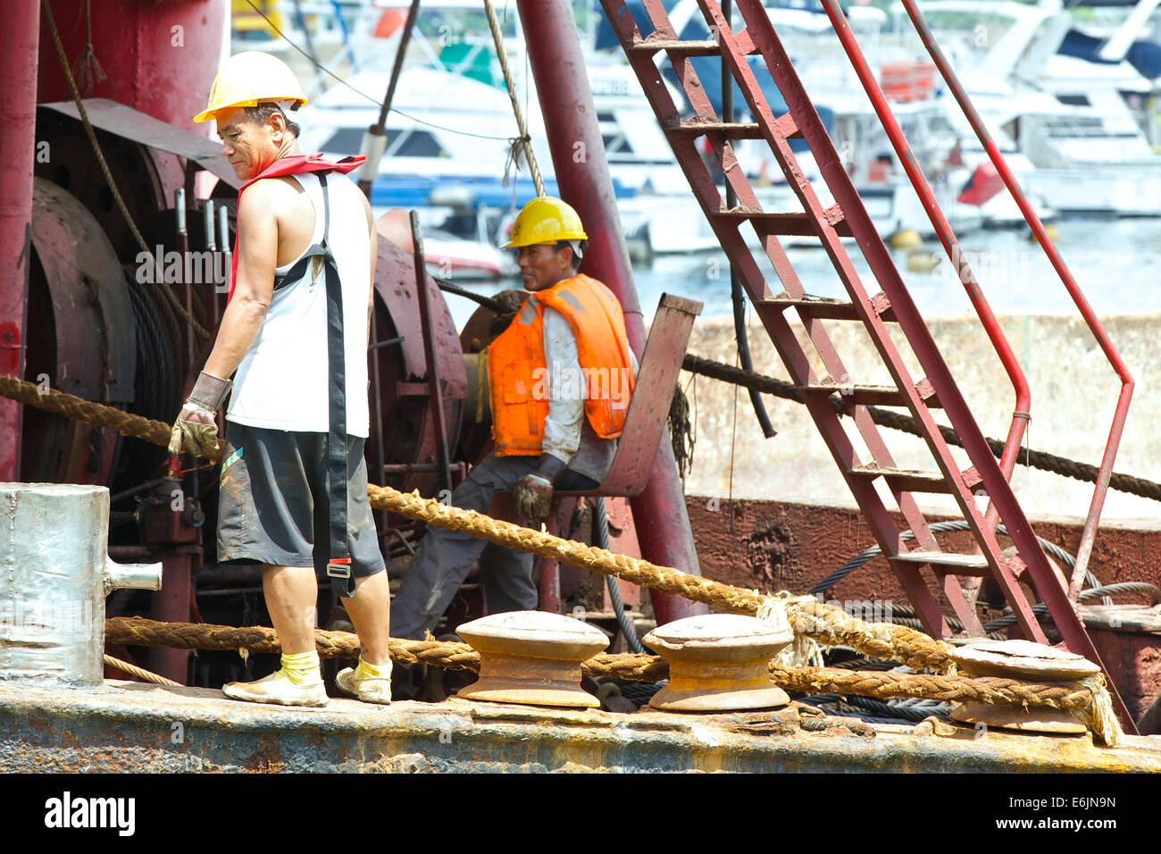 Die Barge Master. Polier auf einem Derrick Barge In der Causeway Bay Typhoon Shelter, Hong Kong. Stockfoto