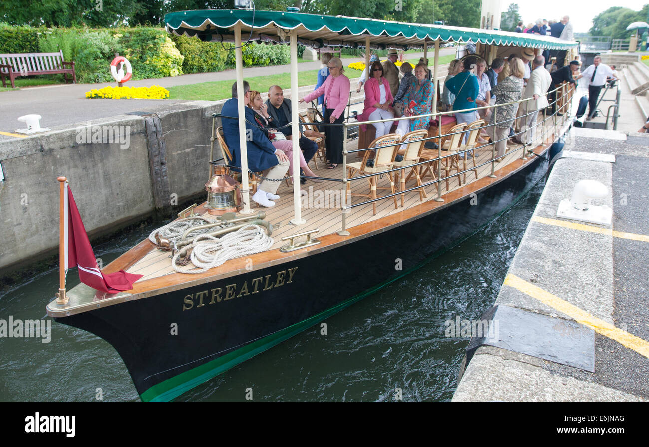 Steam starten Streatley unter Zuschauern auf der Themse, die jährliche Verleihung des Swan Upping zu sehen. Stockfoto