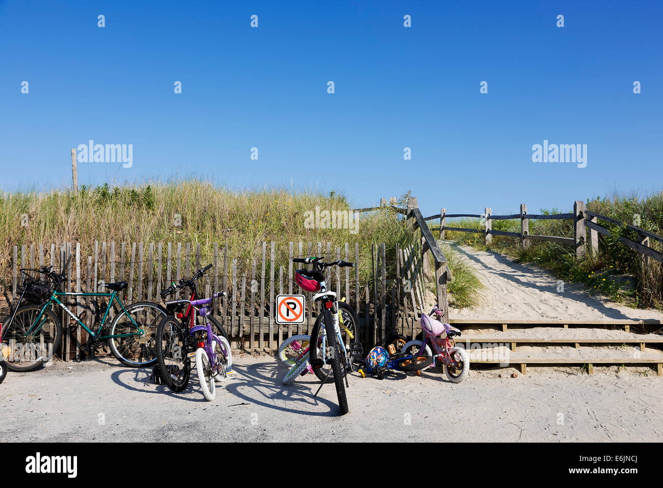 Fahrräder geparkt am Strandaufgang, Stone Harbor, New Jersey, USA Stockfoto