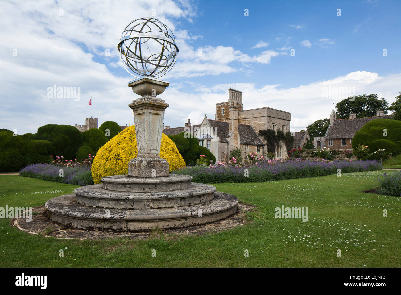 Zeitgenössische skulpturale Werke innerhalb des Cross Garten und berühmte Elephant hedge Formgehölze in Rockingham Castle, in der Nähe von Corby, Northamptonshire, England Stockfoto