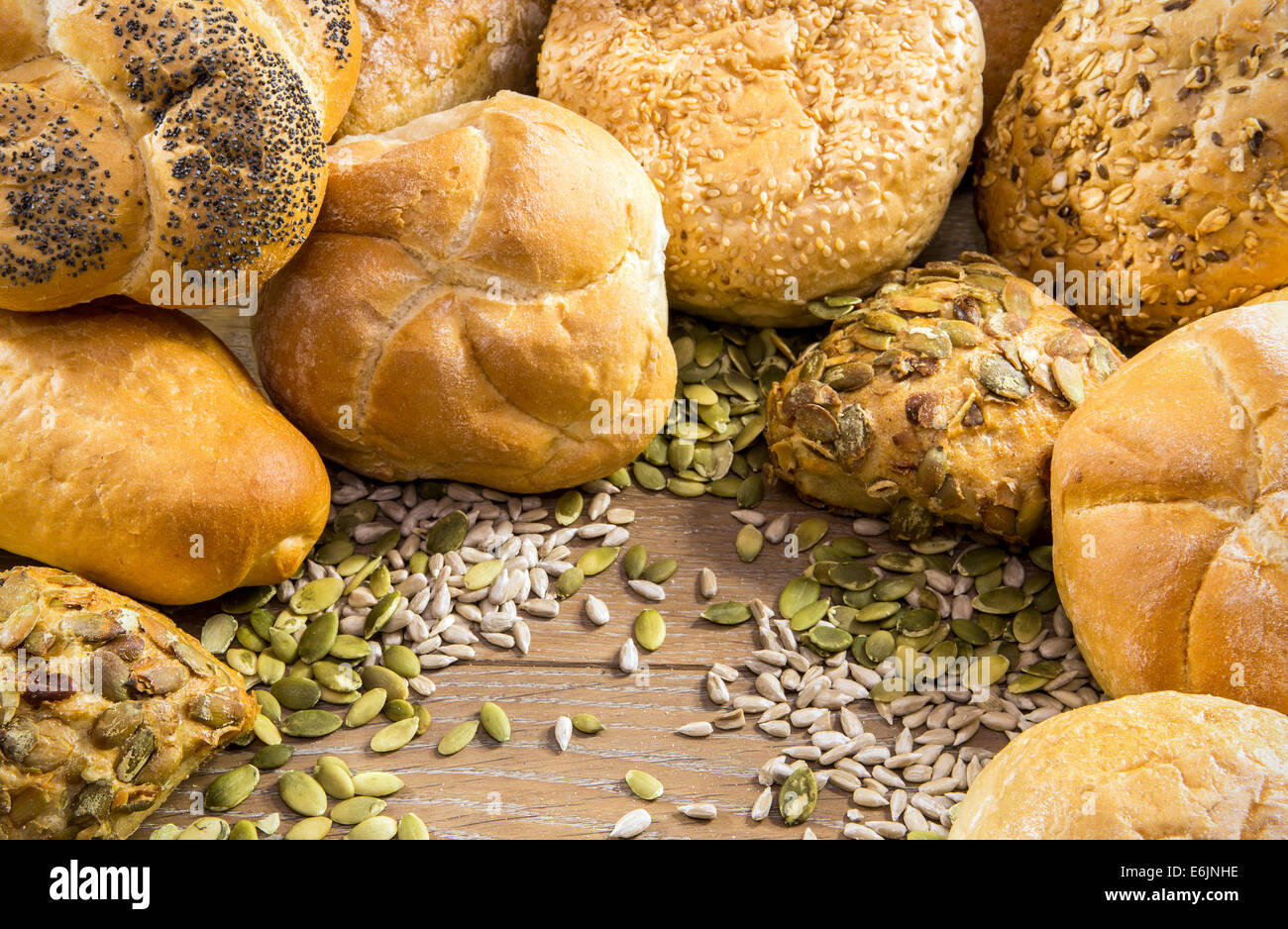 Verschiedene Art von frisch gebackenes Brot und Brötchen auf Holztisch Stockfoto