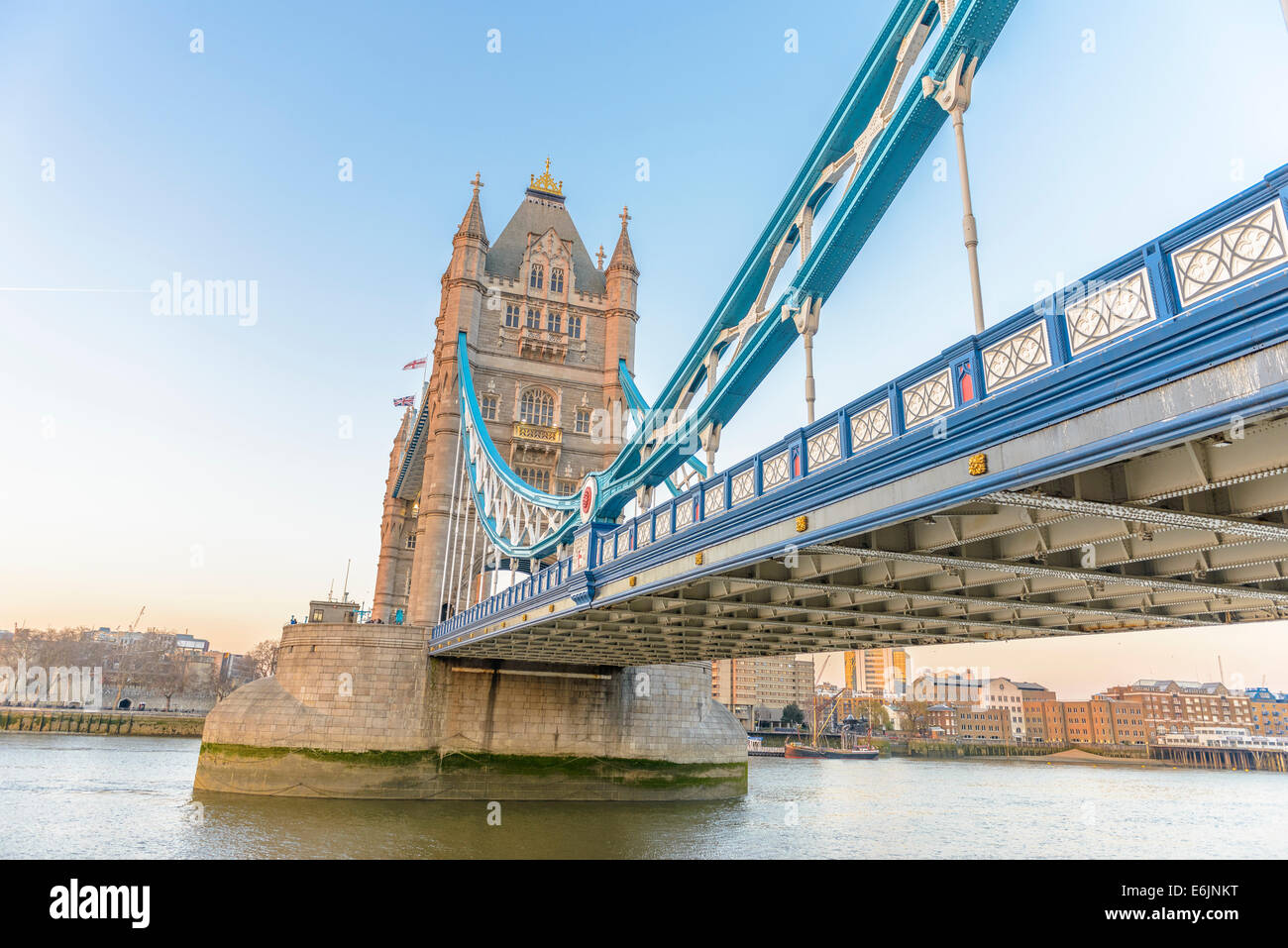 Tower Bridge ist eine Brücke in London. Sie überquert die Themse in der Nähe des Tower of London. Stockfoto