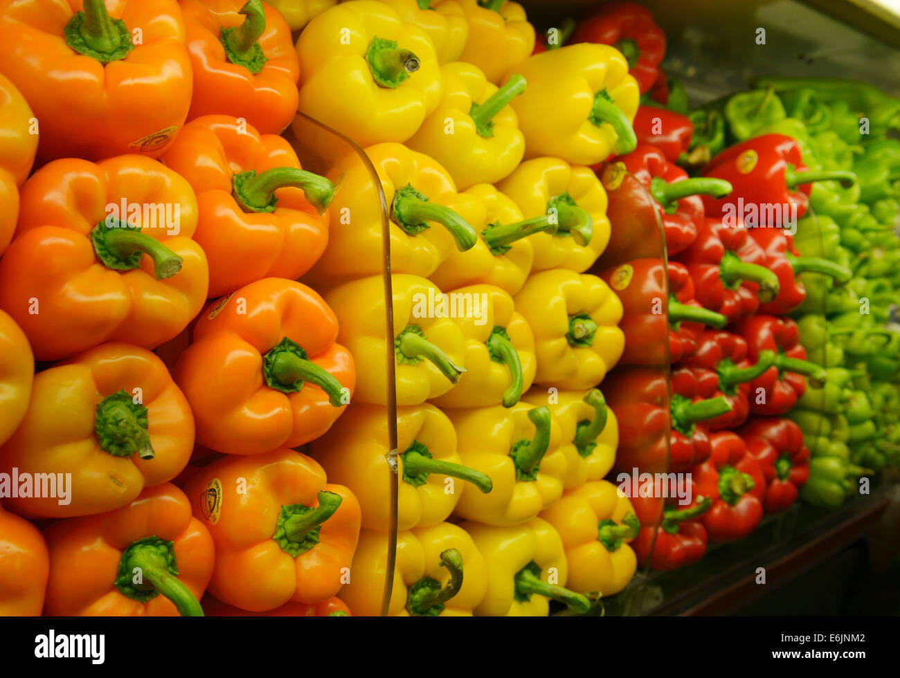 Gesunde Produkte in den Regalen einer Markt - Paprika Stockfoto
