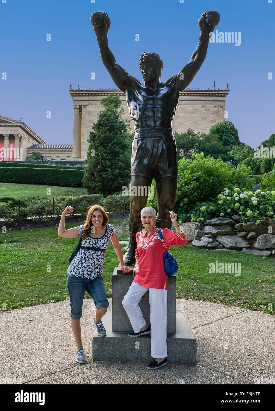 Touristen posieren mit den Rocky Statue aus der Philadelphia Museum der Kunst. Stockfoto