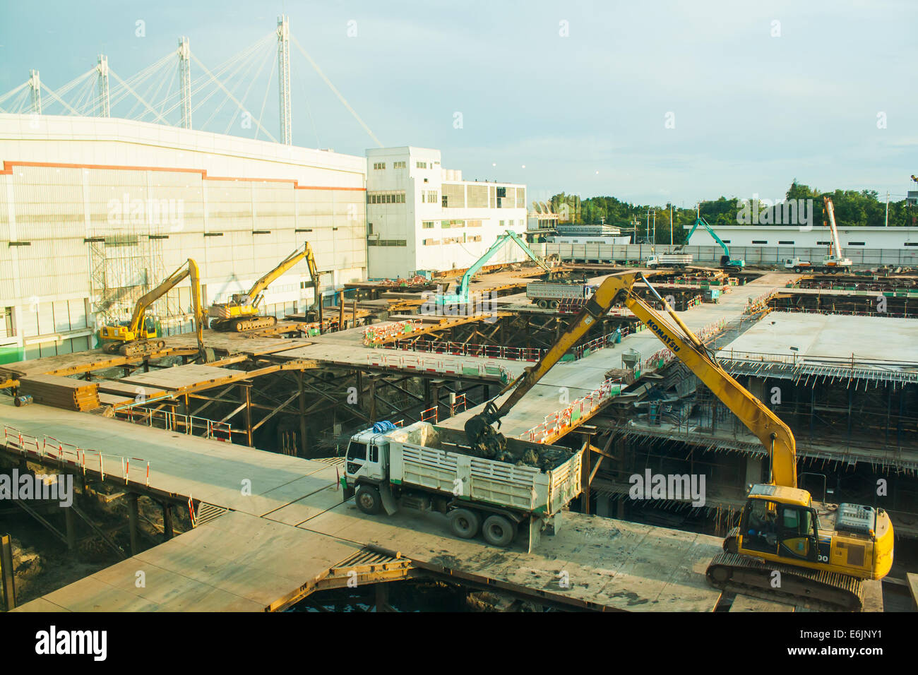 Bau ein Gebäude in Städten von Mensch und Maschine Stockfoto