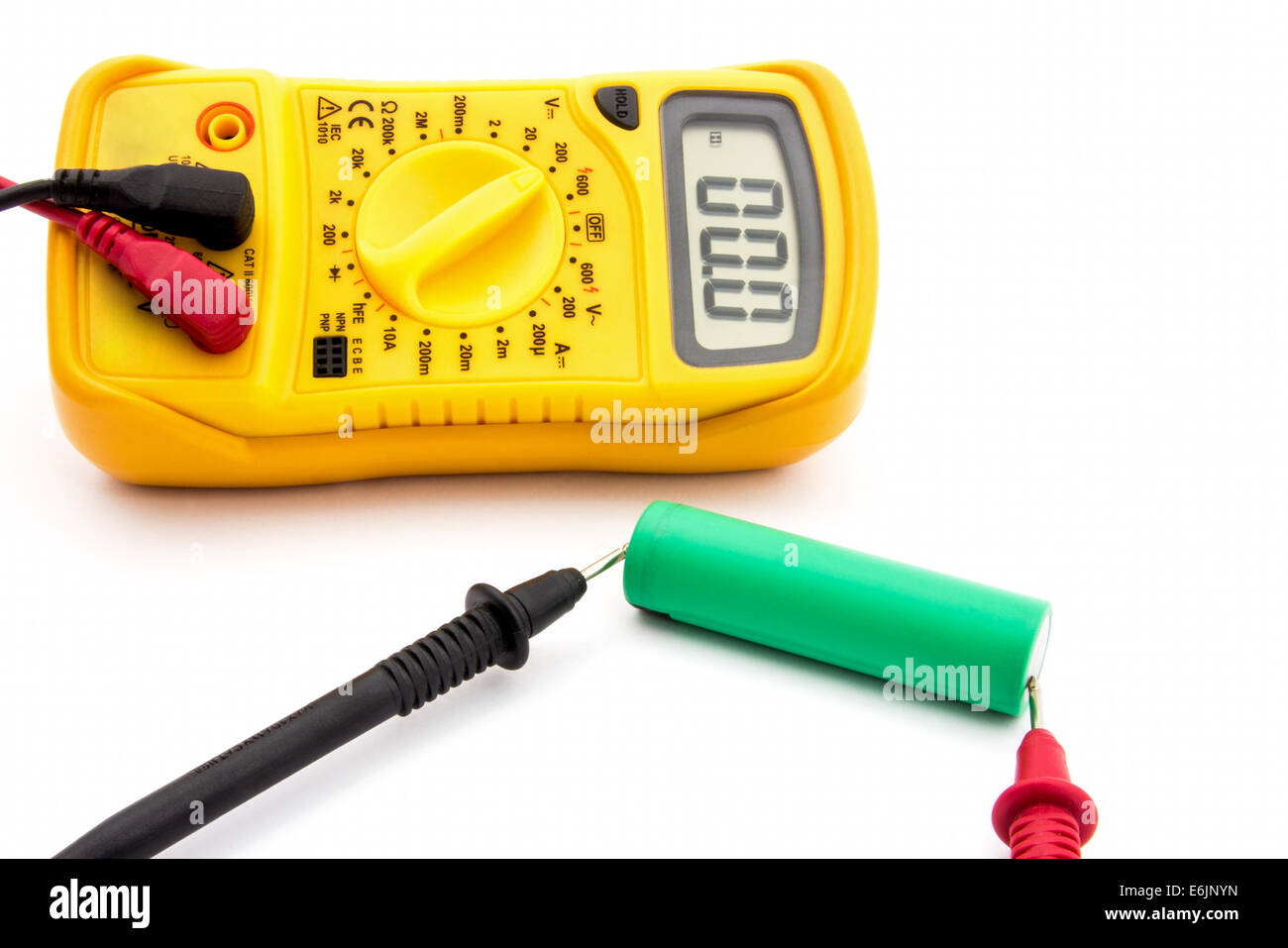 Leere Batterie und Ausrüstung auf weißem Hintergrund Stockfoto