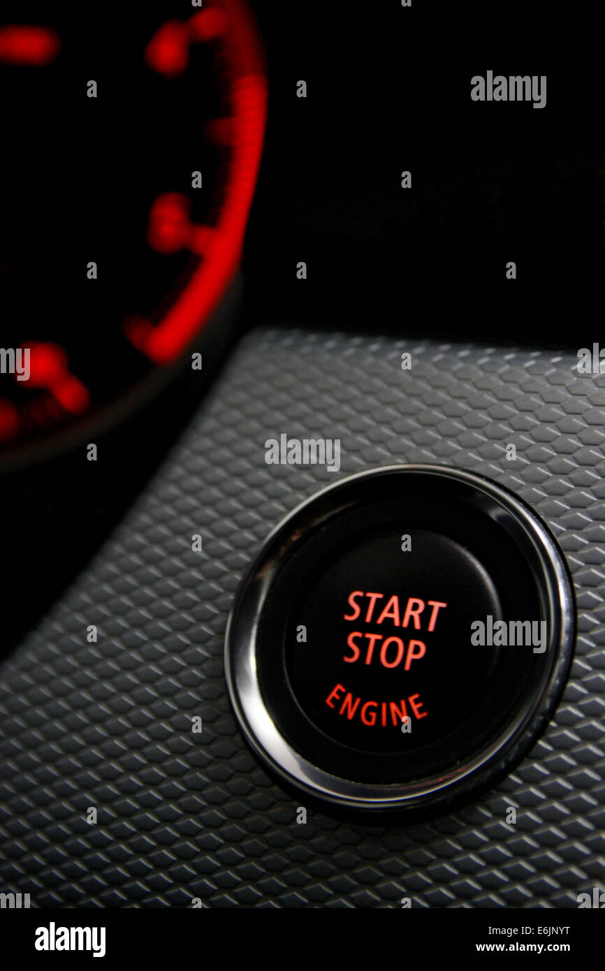 Schaltfläche "Start Stop Motor" in Sportauto Stockfoto