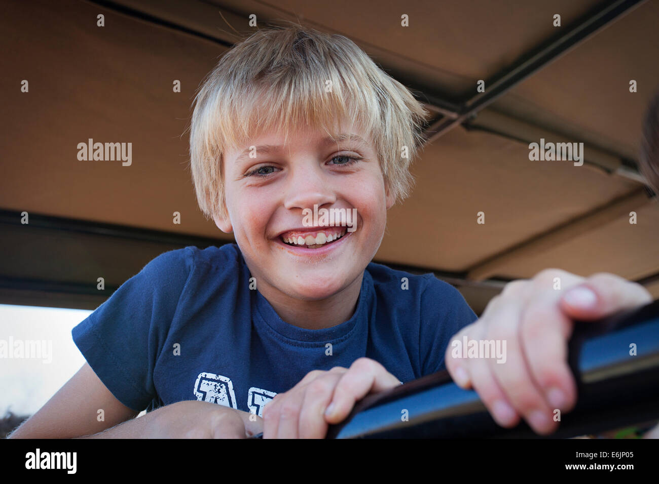 Blonder Junge lächelnd Stockfoto