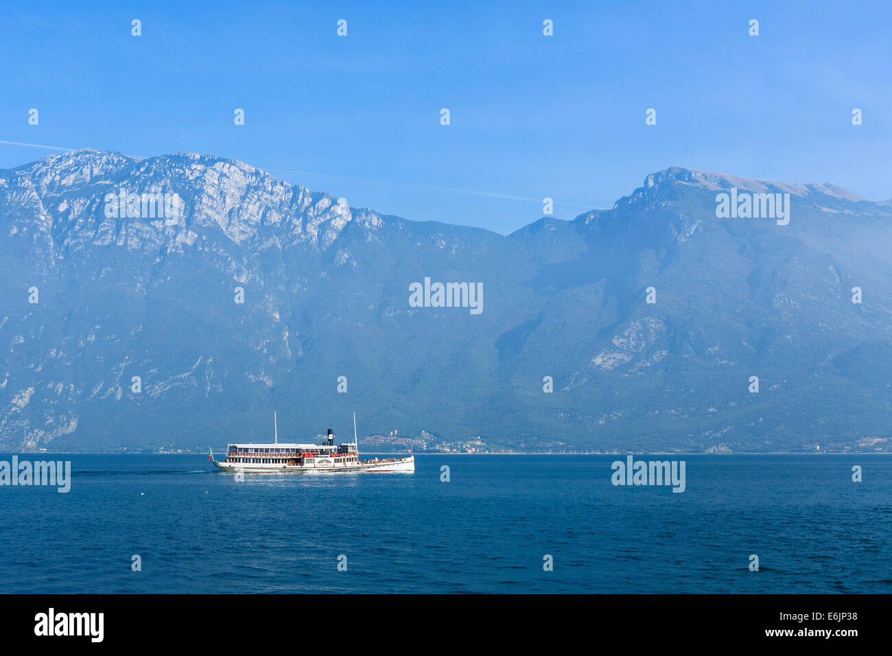 Passagier-Fähre verlassen Limone Sul Garda, Gardasee, Lombardei, Italien Stockfoto