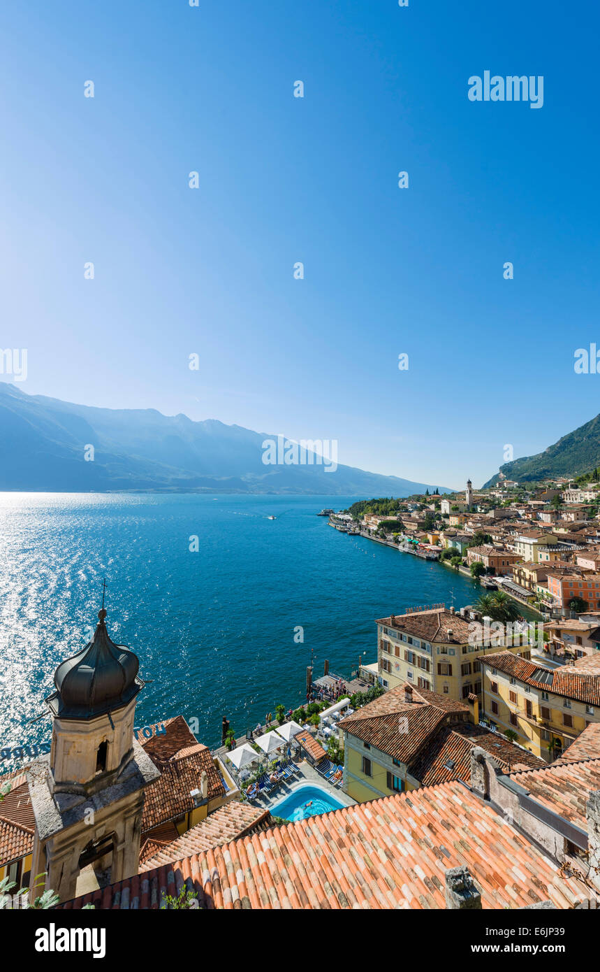 Am Gardasee. Blick über die Stadt und den Hafen in Limone Sul Garda, Gardasee, Lombardei, Italien Stockfoto