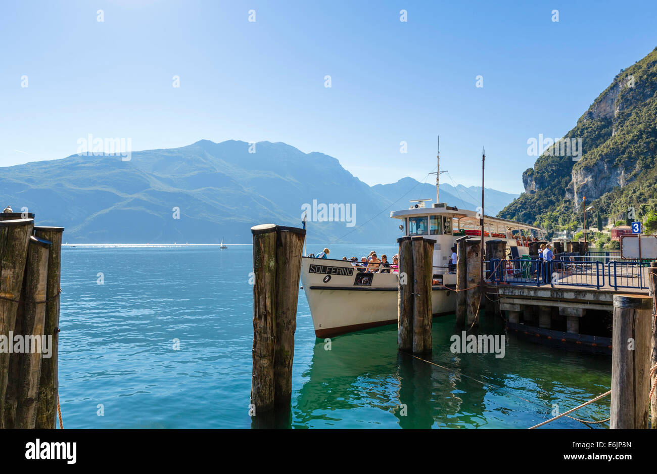 Fähre im Hafen von Riva del Garda, Gardasee, Trentino-Alto Adige, Italien angedockt Stockfoto