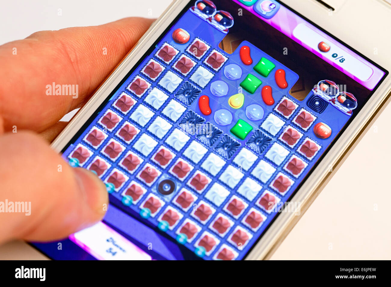 Spielen Candy Crush auf einem Apple iPhone 5 s Stockfoto
